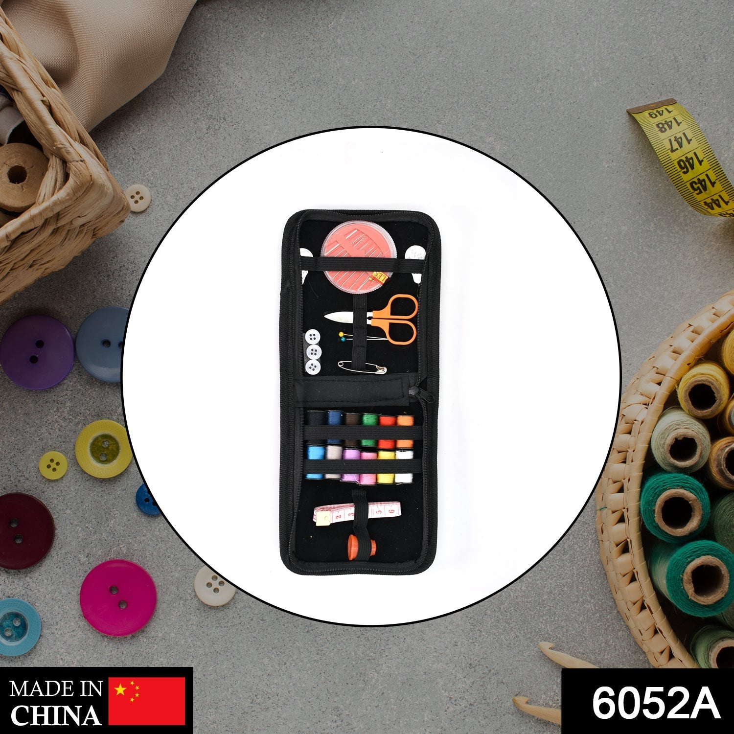 Sewing set with thread spools and needles Sewing set with thread spools and needles